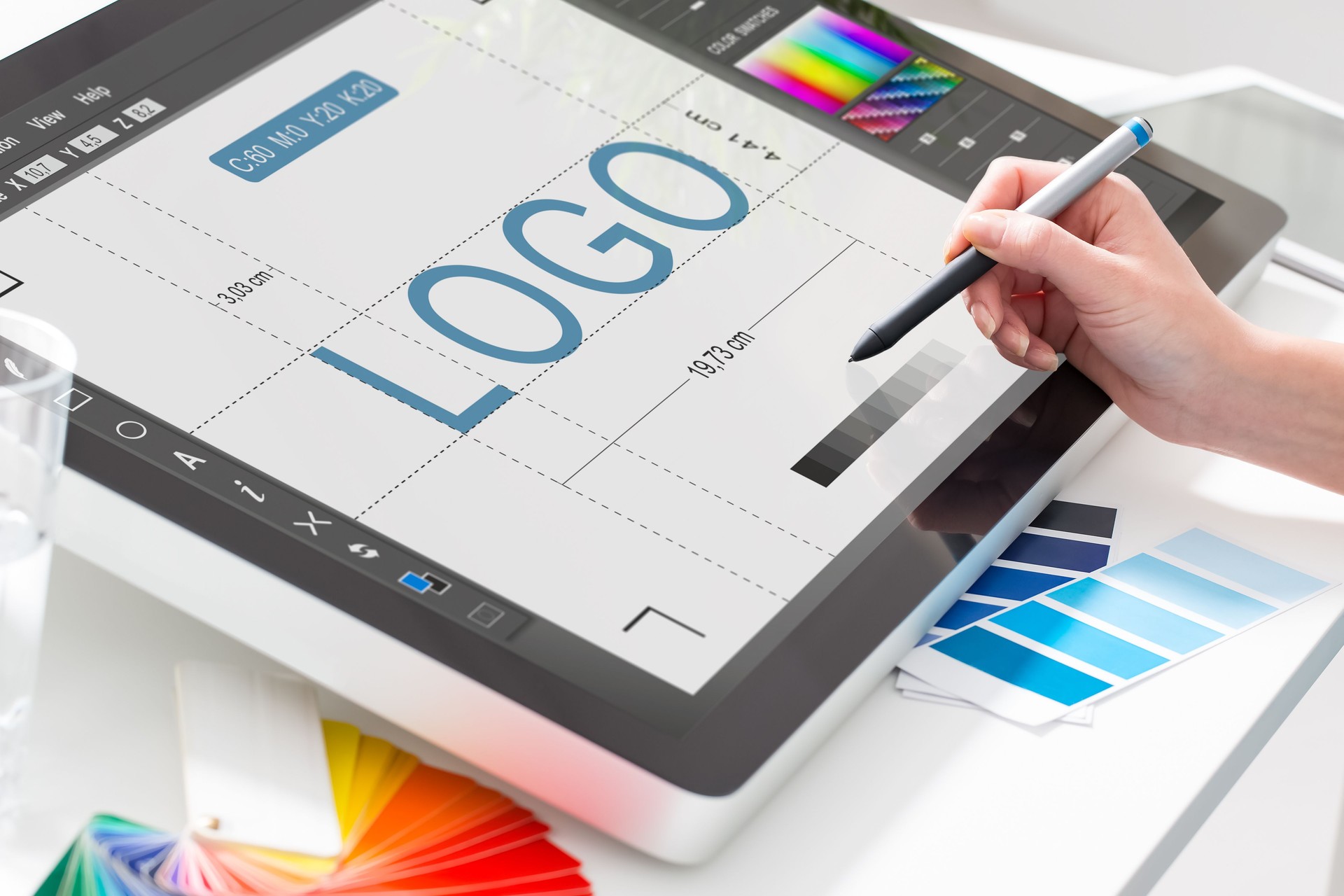 Grafik designer bei der Arbeit.  Farbe Proben.